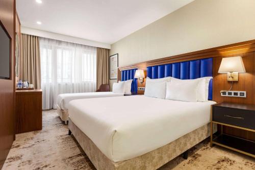 Postel nebo postele na pokoji v ubytování Ramada Plaza Sultanahmet By Wyndham