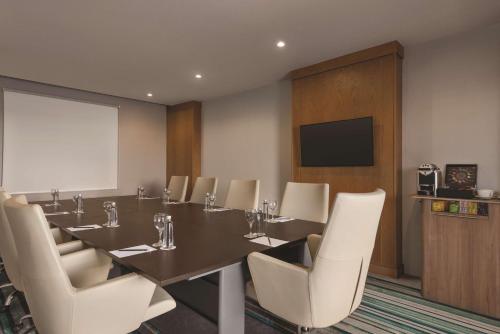 Μια τηλεόραση ή/και κέντρο ψυχαγωγίας στο Vivid Jeddah Hotel, a member of Radisson Individuals