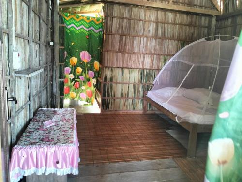 um quarto com uma cama numa casa de madeira em Raja Ampat Diva homestay em Waisai