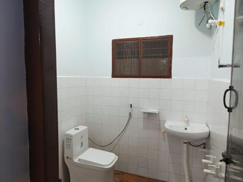 a bathroom with a toilet and a sink at Agnisthala Guest House in Tiruvannāmalai