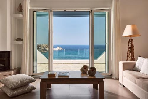 ein Wohnzimmer mit Blick auf das Meer in der Unterkunft Villa Imperial Milos in Mandrakia