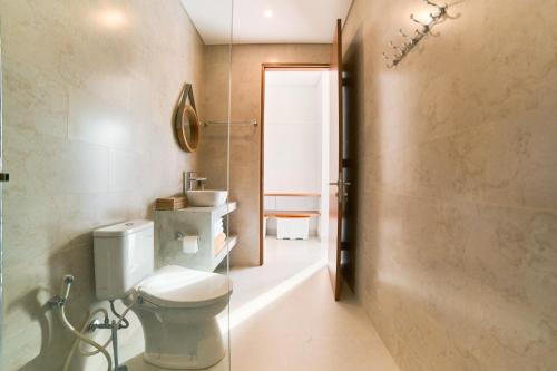 ein Badezimmer mit Toilette und Waschbecken in der Unterkunft Diana ArtVilla by ArthouseBali in Canggu