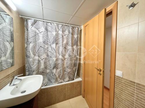 Ett badrum på Apartamento con piscina y parking en edif Las Dunas 154B - INMO22