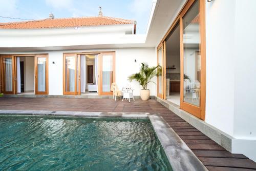 einem externen Blick auf ein Haus mit einem Pool in der Unterkunft Diana ArtVilla by ArthouseBali in Canggu