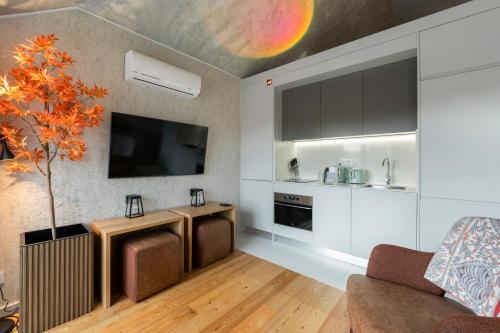 uma sala de estar com uma televisão, um sofá e uma mesa em GuestReady - Elegant living in Porto city centre no Porto