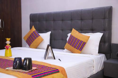 新德里的住宿－Fortune Home Service Apartment 1Bhk,L-36B,Saket，一间卧室配有两张床和黑色床头板
