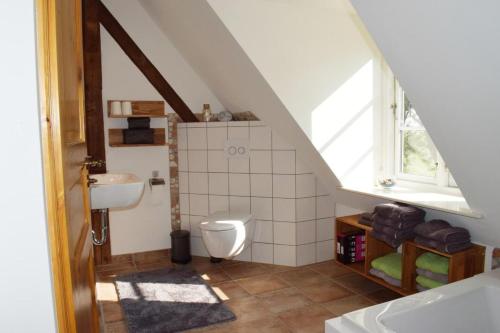 Risum-LindholmにあるOle Hofのバスルーム(トイレ、洗面台付)