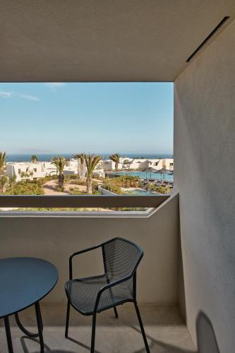 Un balcón o terraza en Noūs Santorini