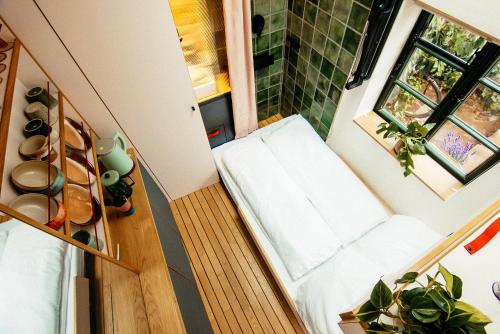 mały pokój z łóżkiem i oknem w obiekcie Kleinstes Haus Deutschlands w Bremie
