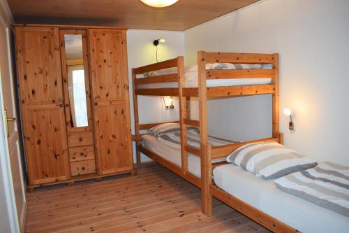 sypialnia z 2 łóżkami piętrowymi w pokoju w obiekcie Deichkrone w mieście Dagebüll