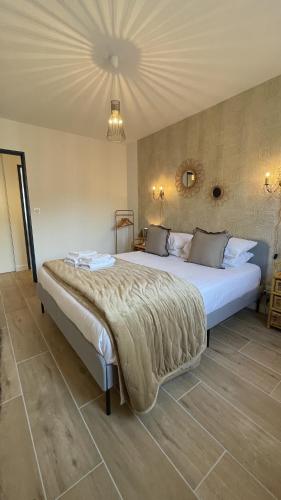 a bedroom with a large bed in a room at Le Clos Du Moulin 2 - Villa jardin 3 chambres près d'Avignon en Provence in Entraigues-sur-la-Sorgue