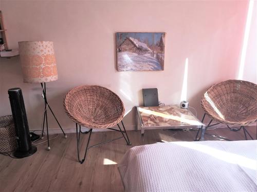 une chambre avec deux chaises, une table et une lampe dans l'établissement Mitte von Mitte - Blick auf den Turm, à Berlin