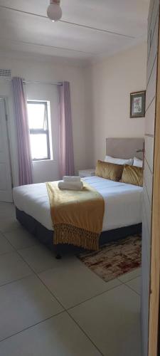 1 dormitorio con 2 camas y ventana en Khanyisa Accommodation Services, en KwaDukuza