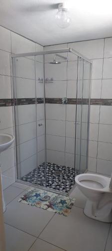 y baño con ducha y aseo. en Khanyisa Accommodation Services, en KwaDukuza