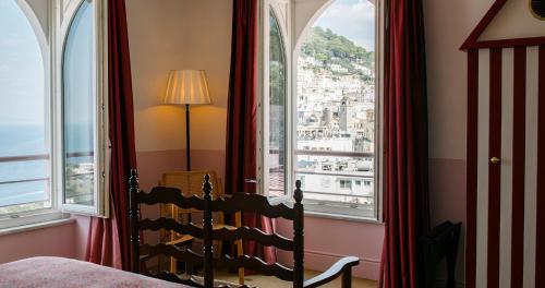 Una cama o camas en una habitación de Il Capri Hotel