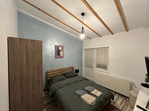 1 dormitorio con 1 cama grande en una habitación en Mircea Vodă Residence, en Craiova