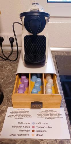 a tea pot is sitting on top of a box at Kleine Galerie Apartment für 3 mit Küche Kamin Netflix Parken und Hofladen in Steinhöfel