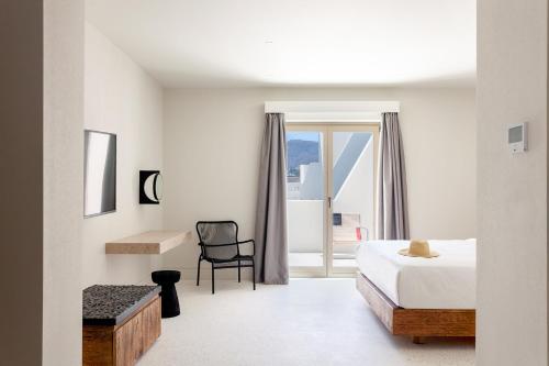 Una cama o camas en una habitación de Noūs Santorini