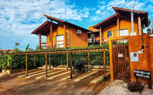 a house with a motorcycle parked in front of it at Espaço Canela-de-Ema in Alto Paraíso de Goiás