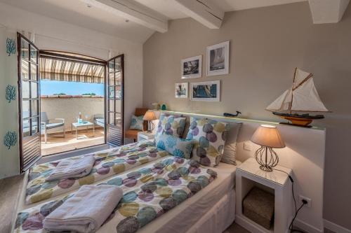 une chambre avec un lit et une vue sur l'océan dans l'établissement Geschmackvoll eingerichtetes Apartment Le Poisson bleu, 2 Terrassen, Pool, Meerblick, eigener Parkplatz, à Saint-Raphaël