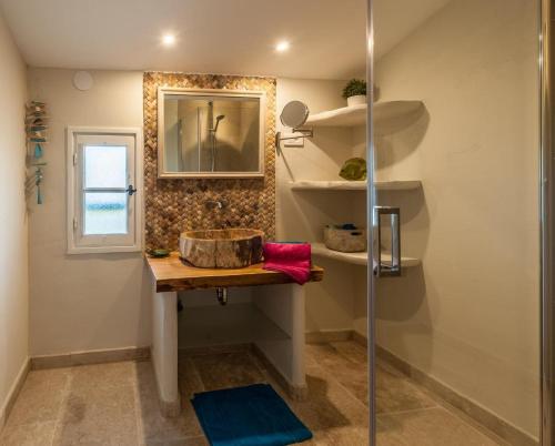 une salle de bain avec un lavabo et une douche en verre dans l'établissement Geschmackvoll eingerichtetes Apartment Le Poisson bleu, 2 Terrassen, Pool, Meerblick, eigener Parkplatz, à Saint-Raphaël