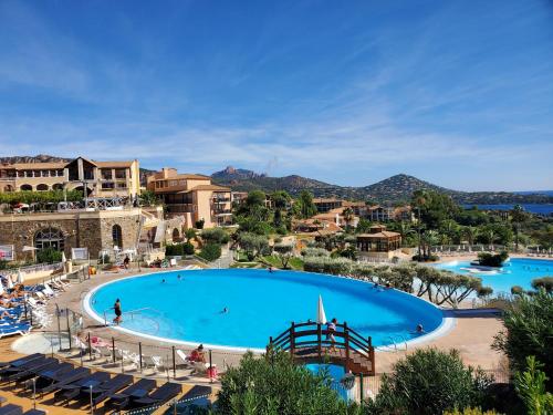 - une vue sur une grande piscine dans un complexe dans l'établissement Studio Poisson bleu 2, à Saint-Raphaël