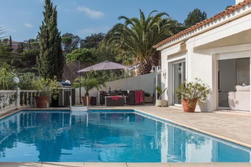 une piscine dans l'arrière-cour d'une maison dans l'établissement Ferienhaus Lei Sambro, familienfreundlich, Pool und toller Meerblick, ruhig gelegen, à Saint-Aygulf