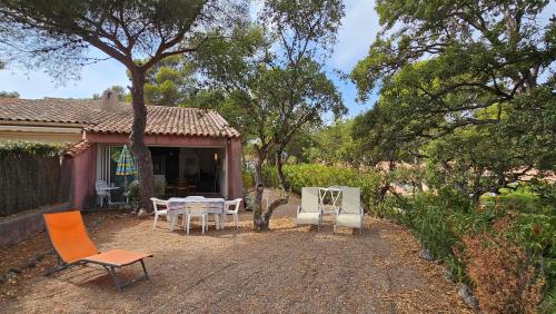 Ferienhaus La Belle Vie mit Garten, Meerblick, Gemeinschaftspool, 3 Minuten zum Meer