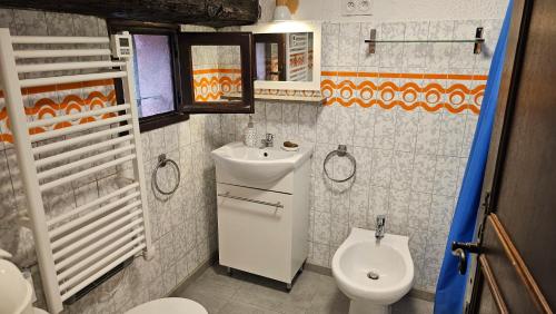 a bathroom with a sink and a toilet at Ferienhaus La Belle Vie mit Garten, Meerblick, Gemeinschaftspool, 3 Minuten zum Meer in Agay - Saint Raphael