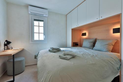 1 dormitorio con 1 cama grande y cabecero de madera en Apartment Julie Cap Esterel, en Drammont