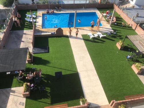 an overhead view of a pool with people standing around it at Hotel Cuatro Plazas in Casilda