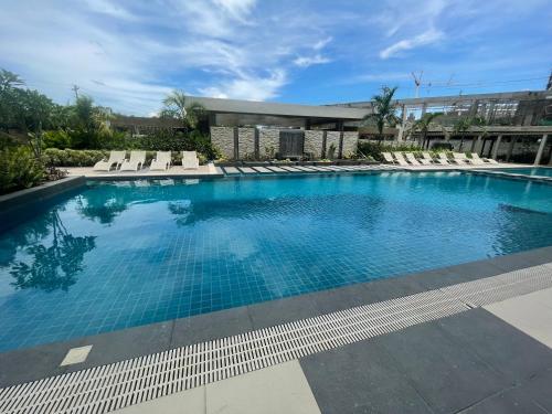 Πισίνα στο ή κοντά στο Mesavirre Bacolod - Elegantly Furnished 1BDM with Balcony
