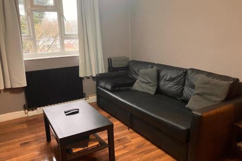 Spacious 1BD Flat - 4 mins to Regent's Canal!にあるシーティングエリア
