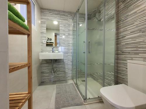 W łazience znajduje się prysznic, toaleta i umywalka. w obiekcie Casa en el Centro con vistas - by Aloha Palma w mieście Águilas