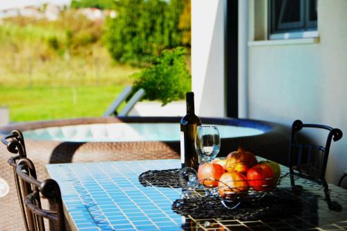een tafel met een fles wijn en een fruitmand bij House "River and sea" in Podstrana