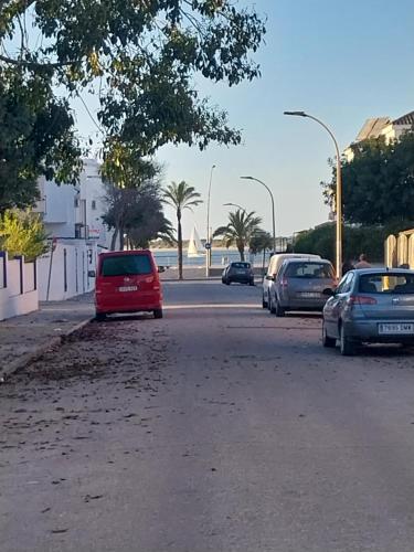 a group of cars parked on the side of a road at PLAYA LAS PILETAS-CALZADA in Sanlúcar de Barrameda