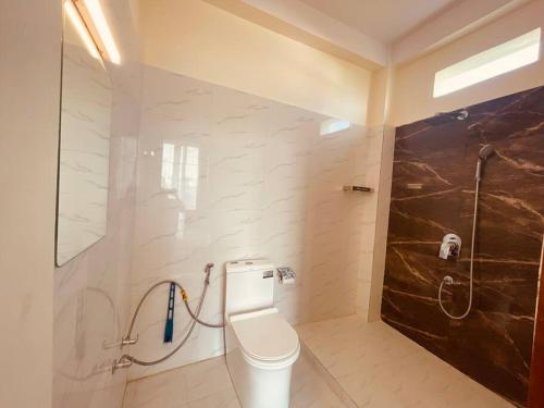 ein Bad mit einem WC und einer Dusche in der Unterkunft A beautiful cozy modern house. in Siddharthanagar