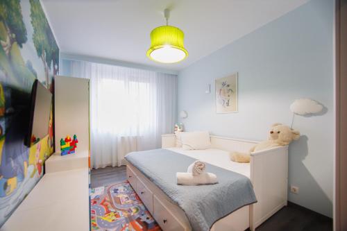Un dormitorio con una cama con un osito de peluche. en Luxury Home Affair, en Oradea