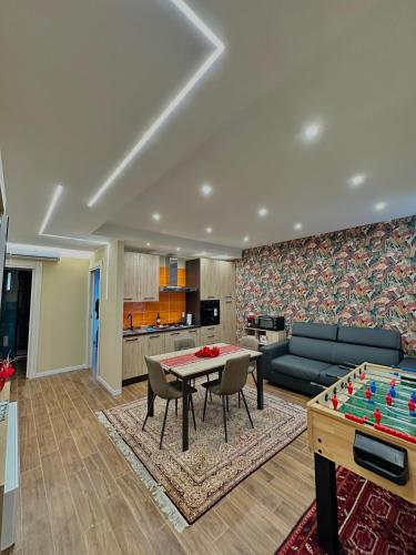 a living room with a table and a couch at Casa Patrizia elegante dimora con biliardino in Battipaglia