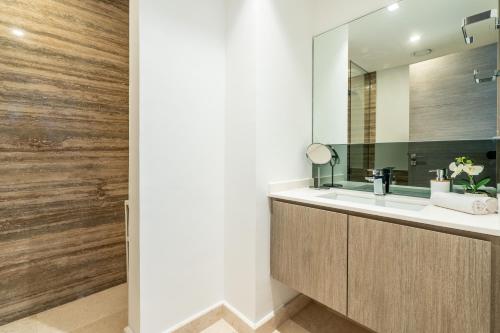 a bathroom with a sink and a mirror at Premium Downtown apartment 2BD, 5 MIN DUBAI MALL in Dubai