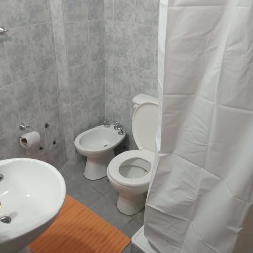 a bathroom with a toilet and a sink at Chalet Arena Malva in San Bernardo