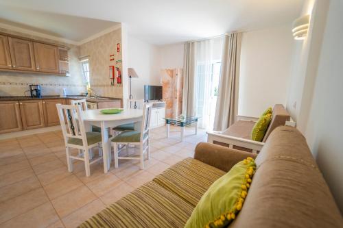 Apartamentos Monte dos Avós, Albufeira by AlgarveBlossom