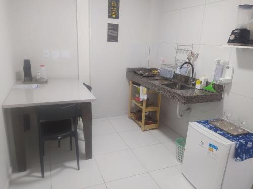 Kjøkken eller kjøkkenkrok på Kitnet Aconchegante próx. ao centro da Cidade(102)