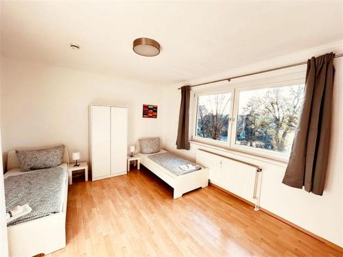 ein Wohnzimmer mit einem Bett und einem Fenster in der Unterkunft Fully eqiupped apartment in Winsen (Luhe) in Winsen