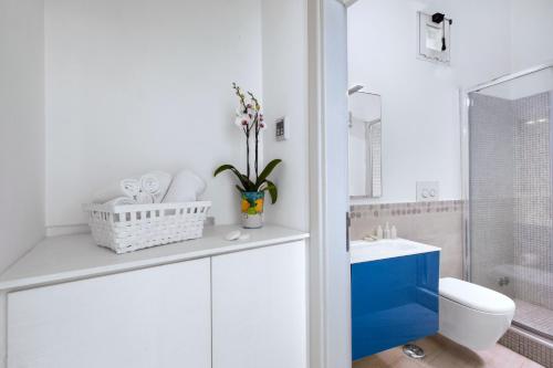 biała łazienka z toaletą i umywalką w obiekcie Amore Rentals - Villa Anna w mieście Positano