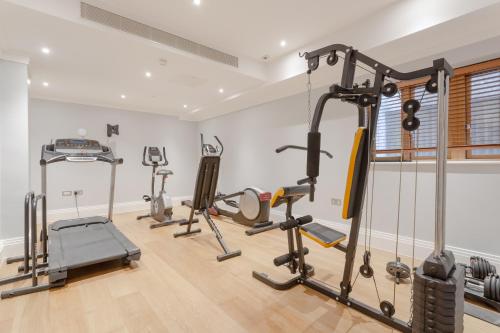 Centrum fitness w obiekcie Stunning 4 Bed Mansion - North London