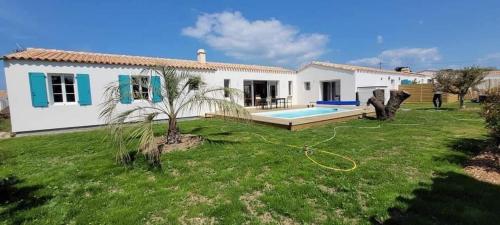 une maison avec une cour dotée d'un tuyau dans l'établissement Villa familiale, à Port-Joinville