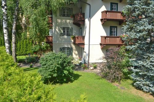 an apartment building with balconies and a yard at Haus Rohskopf in Mallnitz
