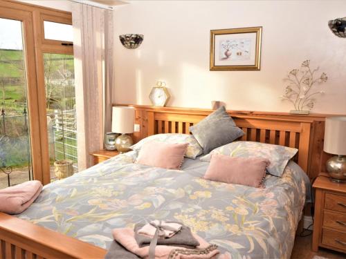 Schlafzimmer mit einem Bett und einem Fenster in der Unterkunft 1 Bed in Tavistock COLCH in Gunnislake