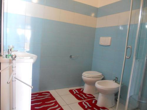 łazienka z toaletą i prysznicem w obiekcie Casa Silvia w mieście La Maddalena